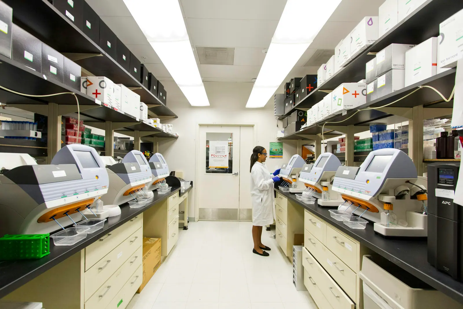 Pasillo del laboratorio con mesadas y equipamiento de análisis a ambos lados