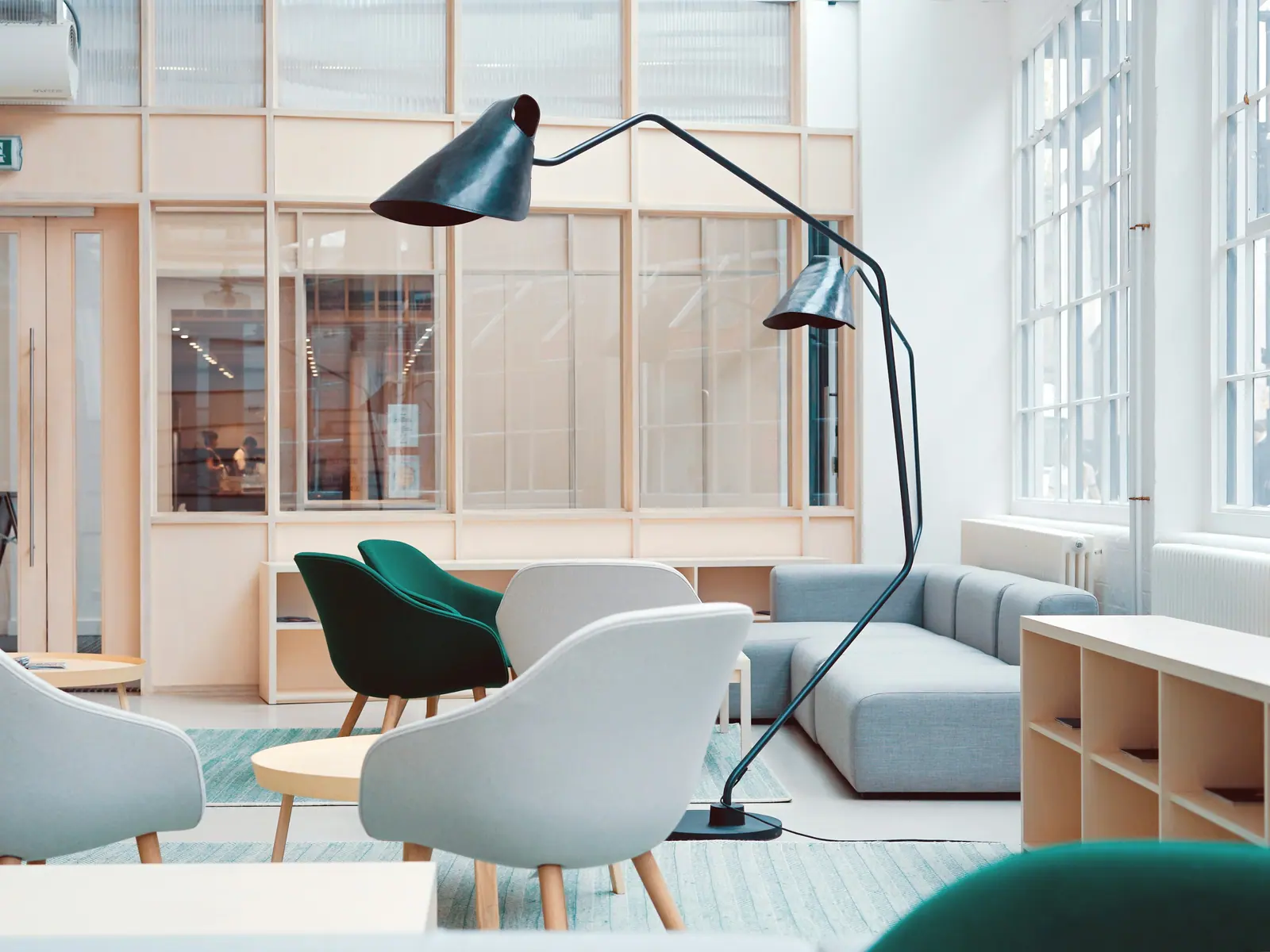 Sala de espera del centro médico con butacas de madera clara y luz natural
